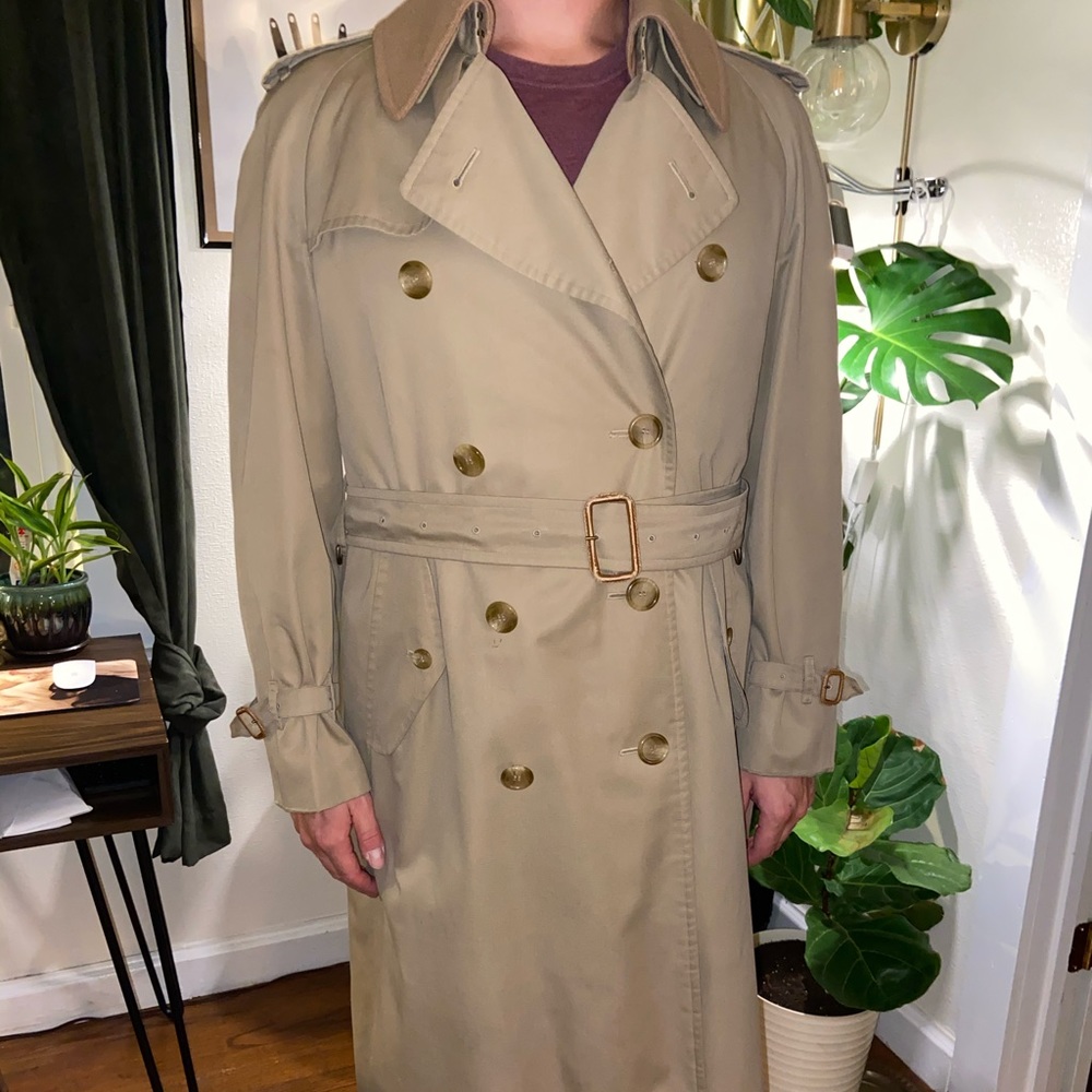 Vintage men’s Burberry trench coat w/ wool lining